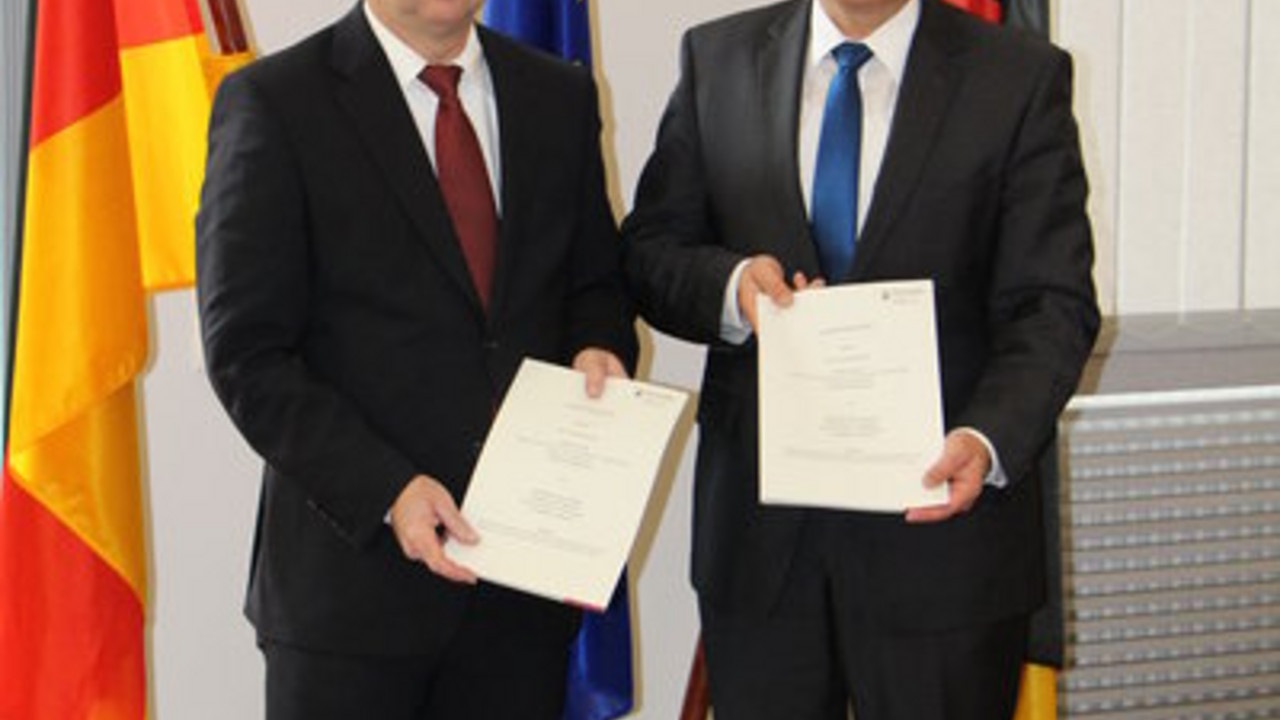 Innenminister Roger Lewentz und der Präsident des Leichtathletik Verbandes Rheinland (LVR) Klaus Lotz; Bild: ISIM