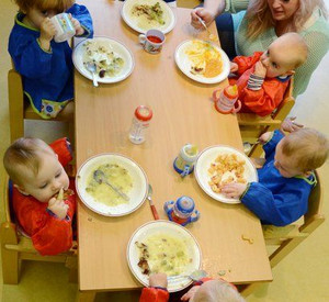 Mittagessen in einer Kita; Bild: dpa