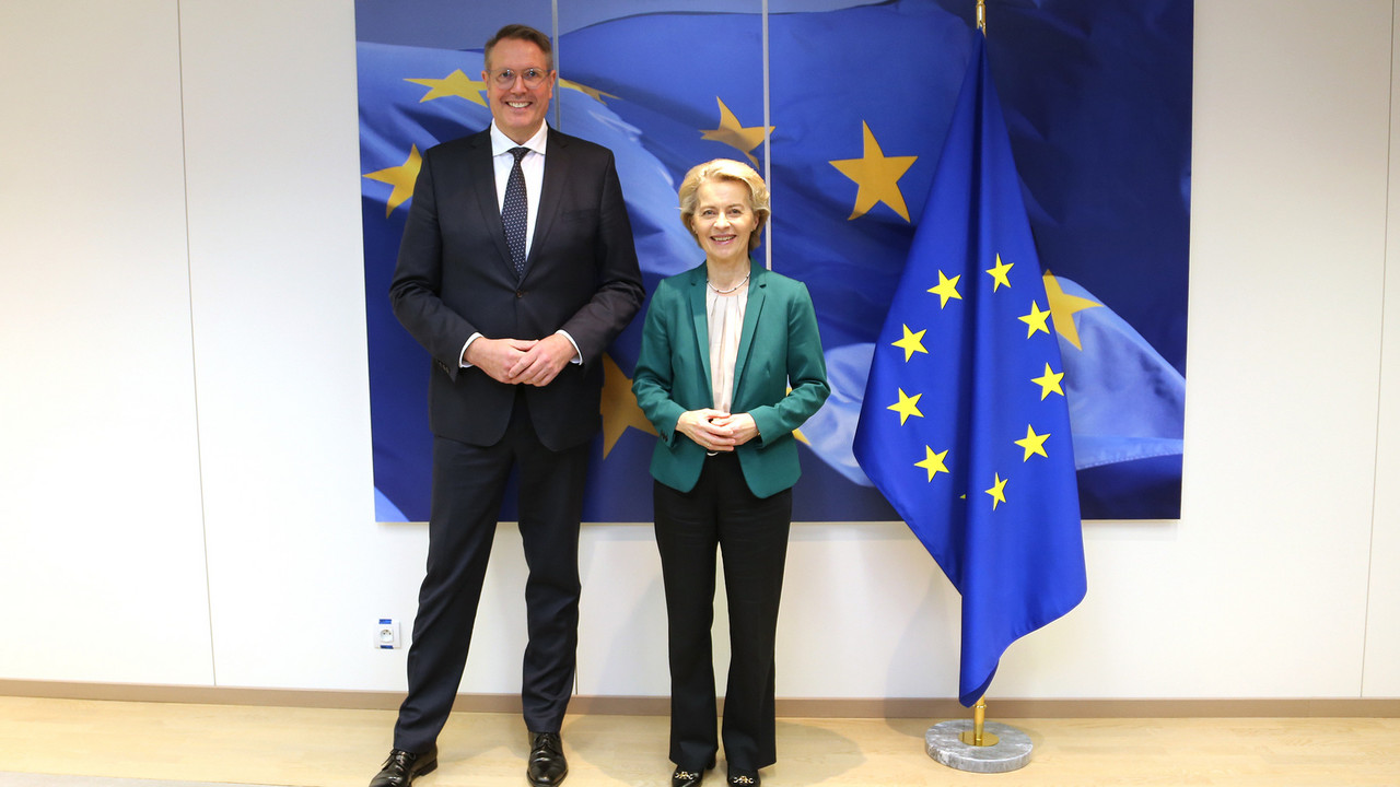 Ministerpräsident Alexander Schweitzer und die Präsidentin der Europäischen Kommission, Ursula von der Leyen