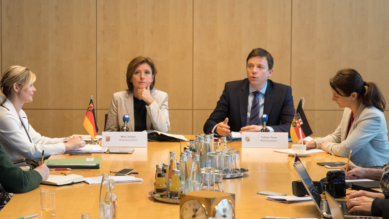 Der rheinland-pfälzische Ministerrat bei einer gemeinsamen Sitzung des Ministerrats mit der saarländischen Landesregierung in Saarbrücken