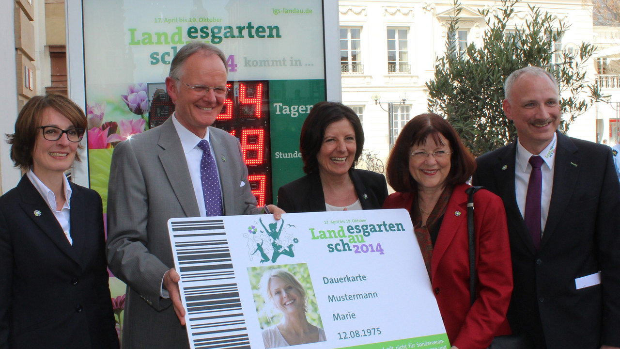 Erste Dauerkarte für Malu Dreyer; Bild: lgs-Landau