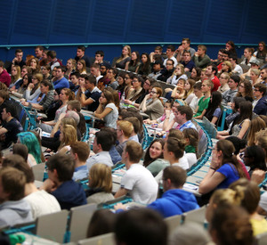 Ein Hörsaal mit Studierenden in Mainz.
