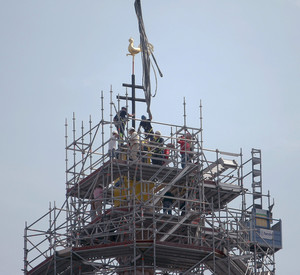 Der Austausch der 7,5 Meter hohen Turmspitze am Mainzer Dom ist mit der Rückkehr des „Domsgickel" abgeschlossen worden. Bild: dpa
