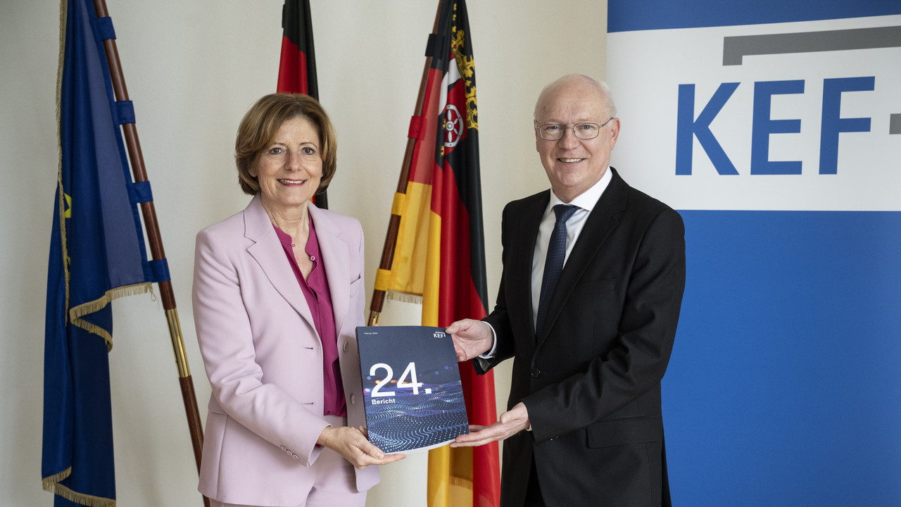 Ministerpräsidentin Malu Dreyer und Prof. Dr. Martin Detzel mit KEF-Bericht