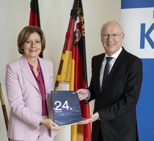 Ministerpräsidentin Malu Dreyer und Prof. Dr. Martin Detzel mit KEF-Bericht